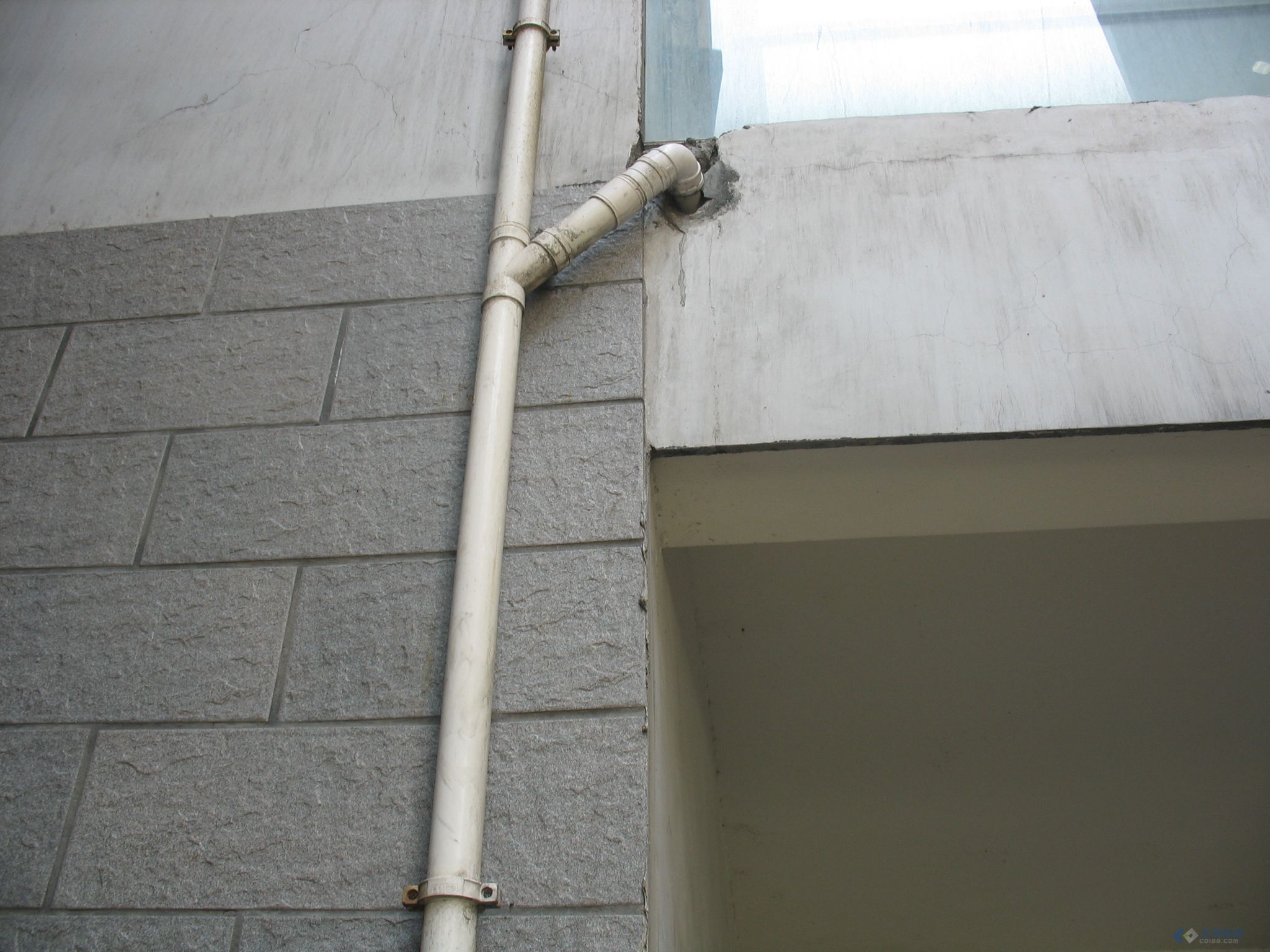 阳台水管可入墙也可明管，却不知这样做才是最好的