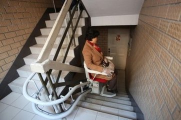 以上海静安三和小区2014年12月安装的电梯为例,在楼梯扶手经过改造后